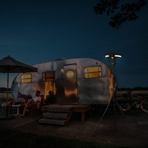 Iftiinka Camping LED-ka ee Qorraxda Dib-u-Celinkaraan leh oo leh Afhayeenka Bluetooth