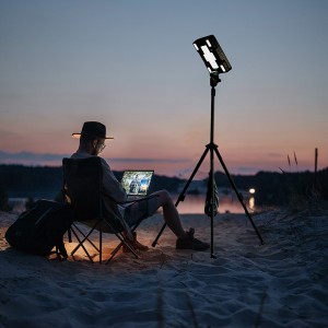 Hiki ke hoʻihoʻi ʻia ka lā i alakaʻi ʻia i ke kukui Camping / Māla Tripod Light